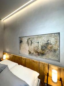 a bedroom with a bed and a painting on the wall at Cantore 20 - Le Arche Verona in Verona +1 photo