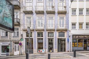 an old building on a street in a city at Aspasios Trindade Apartments in Porto