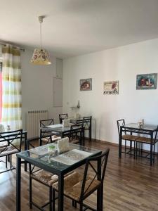 a dining room with tables and chairs in a room at B&B D'Amare in San Salvo