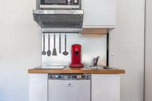a kitchen with a red mixer and a sink at Blue Bird - Logement sur les Ramblas in Toulouse