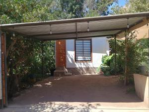 eine Garage mit Markise vor einem Haus in der Unterkunft Cabaña Peralillo in Vicuña