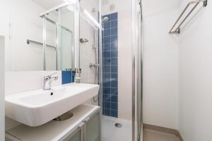 a bathroom with a sink and a shower at Blue Bird - Logement sur les Ramblas in Toulouse