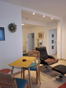 a living room with a table and chairs at Appartement am Goldsteinpark in Bad Nauheim