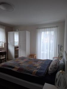 a bedroom with a bed and a desk and a window at Appartement am Goldsteinpark in Bad Nauheim