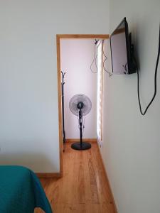ein Zimmer mit einem Ventilator in der Ecke eines Zimmers in der Unterkunft Cabaña Peralillo in Vicuña