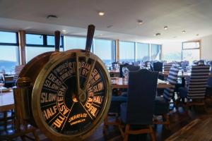 a restaurant with a large wheel in the middle of the room at Riotel Perce in Perce