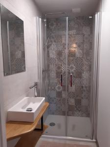 a bathroom with a shower and a sink at Gîte coup de cœur in Pluvigner