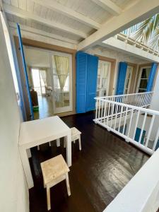 a living room with a table and a bench at Surf House Casa Vehla in Sal Rei