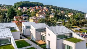 Blick auf eine Stadt mit weißen Häusern in der Unterkunft Apartmány Eden - Rezidence in Luhačovice