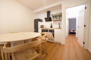 a kitchen and dining room with a table and chairs at Sarridal, Lar Atlántico in Cedeira
