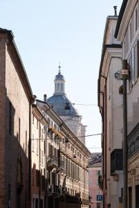 a city street with buildings and a tall building at DOMUS 1435 - Iconic Suites in Centro in Mantova