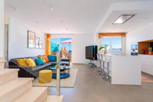 a living room with a couch and a kitchen at Profithome - Tabaiba Tenerife in Santa Cruz de Tenerife