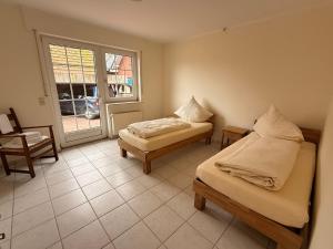 a bedroom with two beds and a window at Haus an der Hase in Bramsche