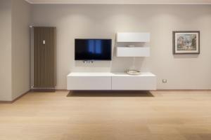 salon z telewizorem w białym centrum rozrywki w obiekcie Residenza Callas II w Weronie