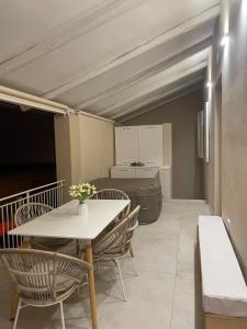 a dining room with a table and chairs at Stella di Mare with Jacuzzi, Costa Smeralda in Arzachena
