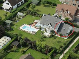 - une vue aérienne sur une maison avec une piscine dans l'établissement Studio Apartment Alba, à La Hulpe