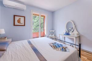 a bedroom with a bed with a mirror and a window at Capo d'Arco - Quadrilocale Le Mimose in Capo D'Arco +25 photos