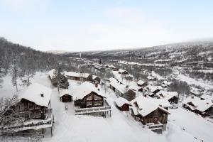 an aerial view of a village covered in snow at Blåstöten Osthang - Ramundberget in Bruksvallarna