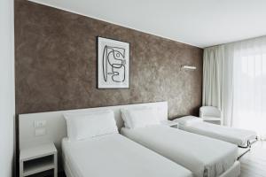 a room with two beds and a picture on the wall at Arca Guest House in San Trovaso +98 photos