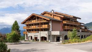 a large apartment building in the mountains at MGM Hôtels & Résidences - Hôtel Akoya in Valmorel