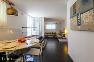 a kitchen and living room with a table and chairs at Chez Pacha - Dúplex céntrico I 2' playa I hasta 5 huéspedes I equipado I Brava Experience in Cadaqués
