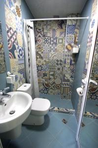 y baño con lavabo, aseo y ducha. en Guest House "The House" Топ Център Габрово, en Gabrovo