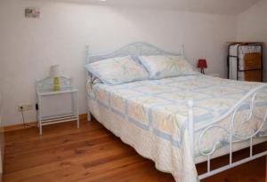 a bedroom with a bed and a table with a lamp at Appartement calme grande terrasse 150 m de la plage in Meschers-sur-Gironde