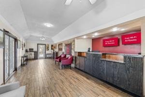 a lobby with a bar and a waiting room at Red Roof Inn Ardmore in Ardmore