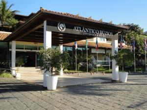 ブジオスにあるHotel Atlântico Búzios Conventionのアラミノの咬を読む看板のある建物