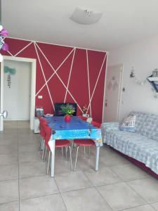 a living room with a table and a bed at A 2 passi dal mare in Scardovari