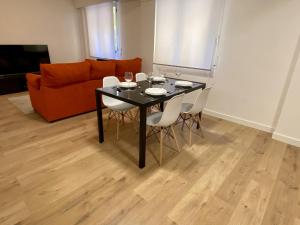 a dining room with a table and chairs and a couch at Apartamento en Eibar in Éibar