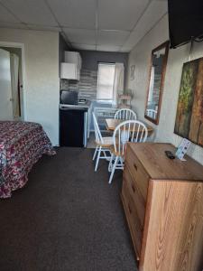a bedroom with a bed and a table and chairs at Fountain Motel in Wildwood