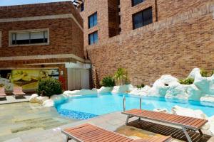 a large swimming pool in front of a building at Hotel Windsor Barranquilla in Barranquilla