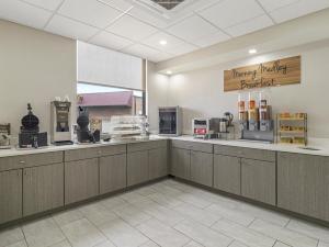 a restaurant with a counter with aasteryasteryasteryasteryasteryasteryasteryasteryastery at Sleep Inn Chambersburg in Chambersburg