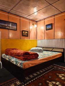 a large bed in a room with avertisementatronatronstrationstrationstration at White Sea Homestay, Dowhill Kurseong in Kurseong