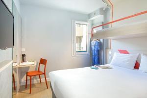 a bedroom with a bed and a bunk bed at Ibis Budget Toulon Centre in Toulon +99 photos