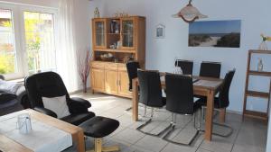 a dining room with a table and chairs at Kaptains Koje in Wittmund
