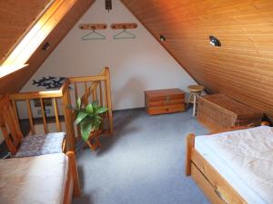 a attic room with two beds and a staircase at Kaptains Koje in Wittmund