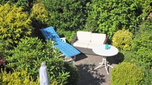 an overhead view of a patio with a chair and a table at Kaptains Koje in Wittmund