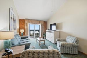 ein Wohnzimmer mit einer Couch und zwei Sesseln in der Unterkunft Ocean Pines Resort in Duck