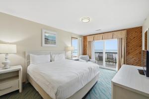 ein Hotelzimmer mit Bett und Balkon in der Unterkunft Ocean Pines Resort in Duck + 53 Fotos
