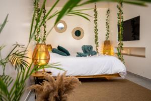 a bedroom with a swinging bed with plants at Gîte-Spa Nature in Urschenheim