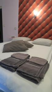 a bed with two towels on top of it at Les Victoriennes in Verdun-sur-Meuse