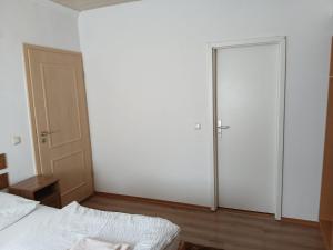 a bedroom with a sliding door and a bed at Doppelbett Zimmer in Weiden