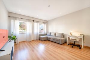 a living room with a couch and a desk at GuestReady - Retreat in Almada in Almada