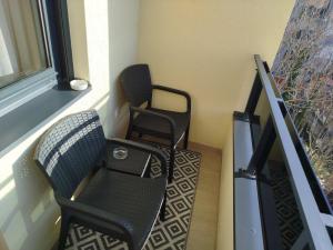 two chairs sitting in a room next to a window at City Studio in Smederevo +6 photos