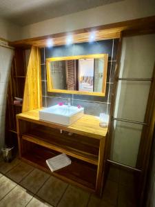 ein Badezimmer mit Waschbecken und Spiegel in der Unterkunft Le Rayon Vert - Hôtel & Restaurant vue sur mer in Deshaies + 48 Fotos