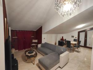a living room with a couch and a dining room at domus rosada in Ripa Teatina