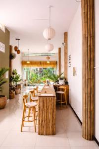 a restaurant with tables and chairs in a room at SEVEN Guesthouse in Thong Sala