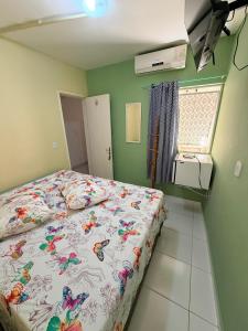 a bedroom with a bed and a window at Pousada Extensão Sabrinna in Maceió